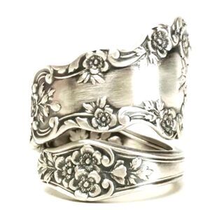 Wrap around silver floral engraved ring one size